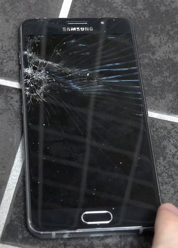 Samsung Galaxy A7 2017 bị vỡ mặt kính